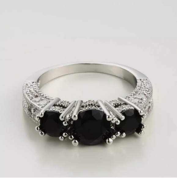 New 3 Stone Black Sapphire 925 Silver Ring. - Picture 2 of 4
